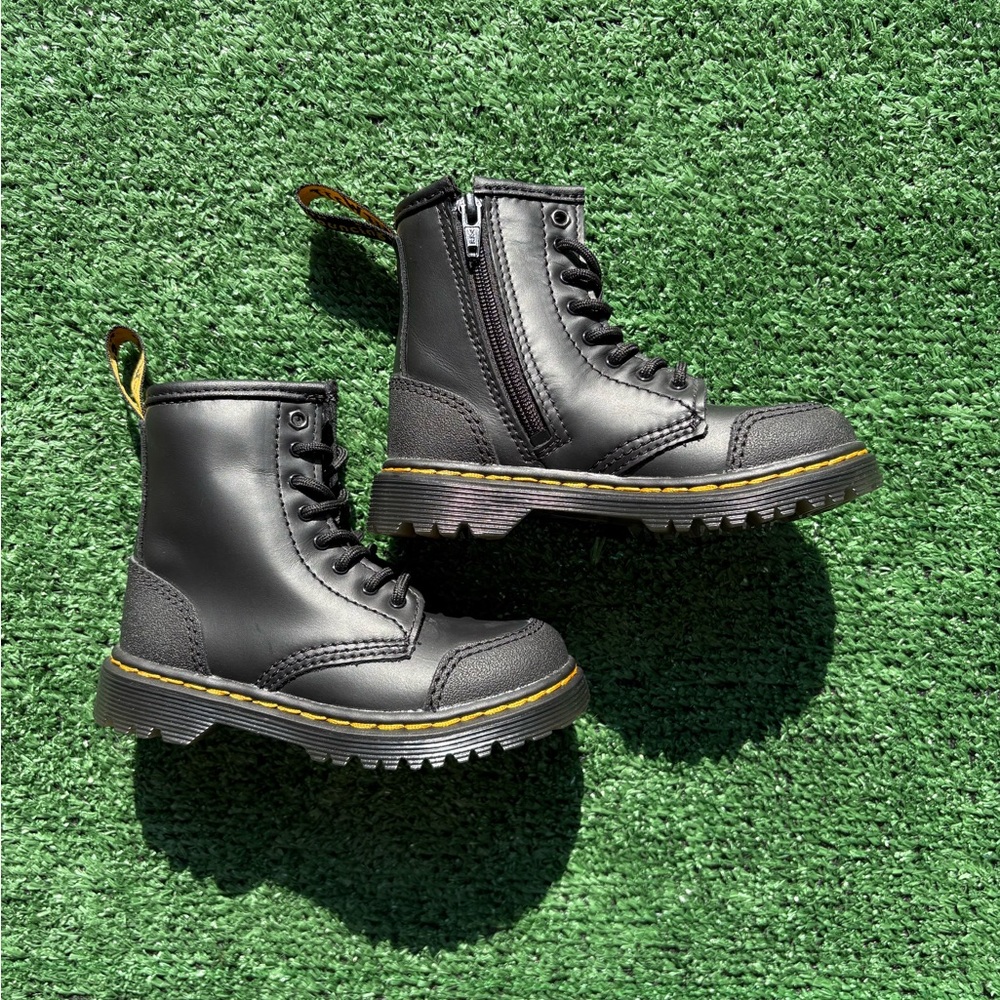 Dr. Martens - Toddle Black Combat Boot
Size 8 Toddler